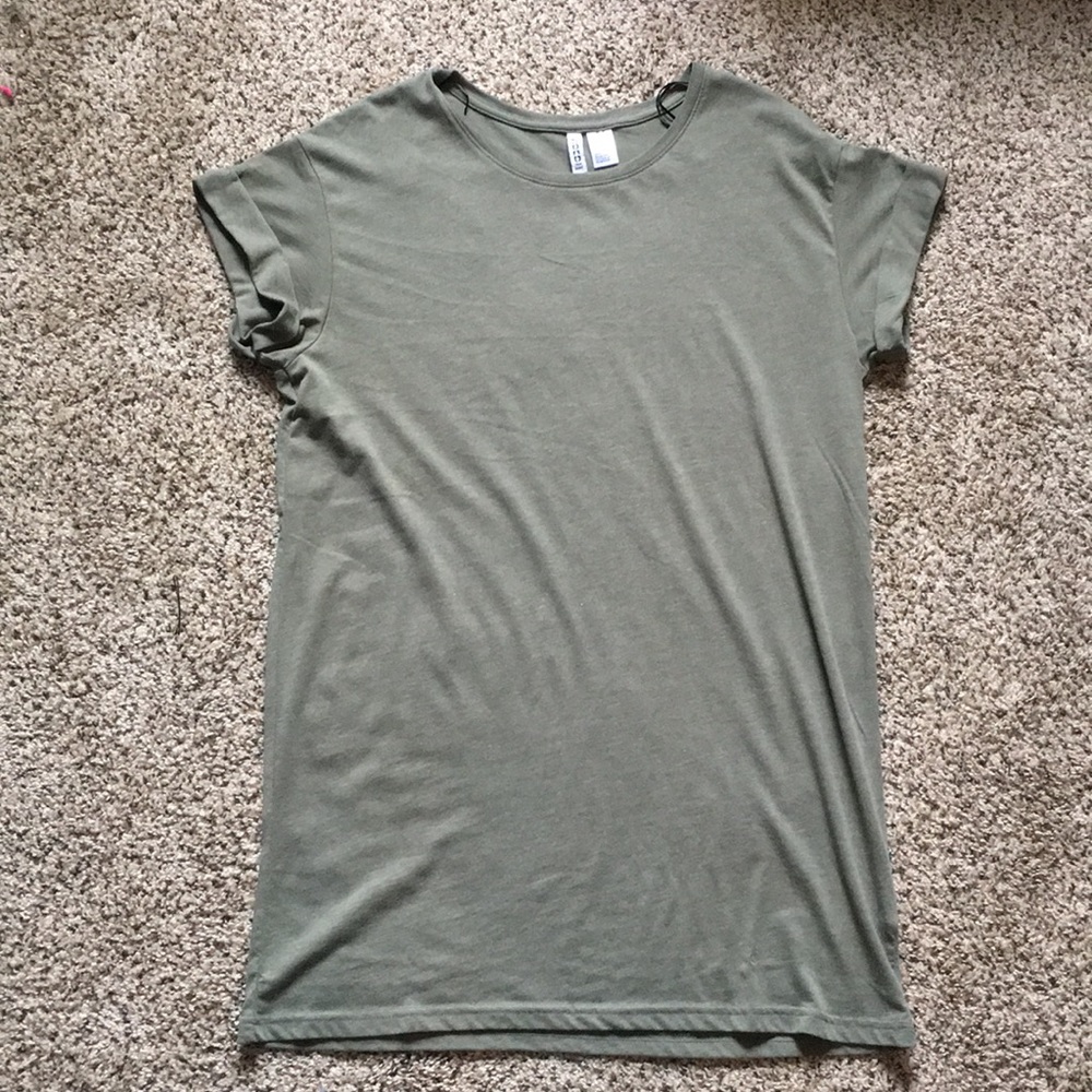 H&M Men’s olive green oversized tee
